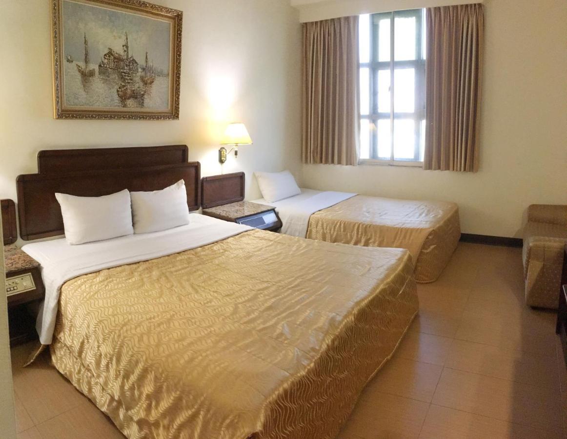文南哥爸妻夫飯店 Hotel Тайнан Екстериор снимка