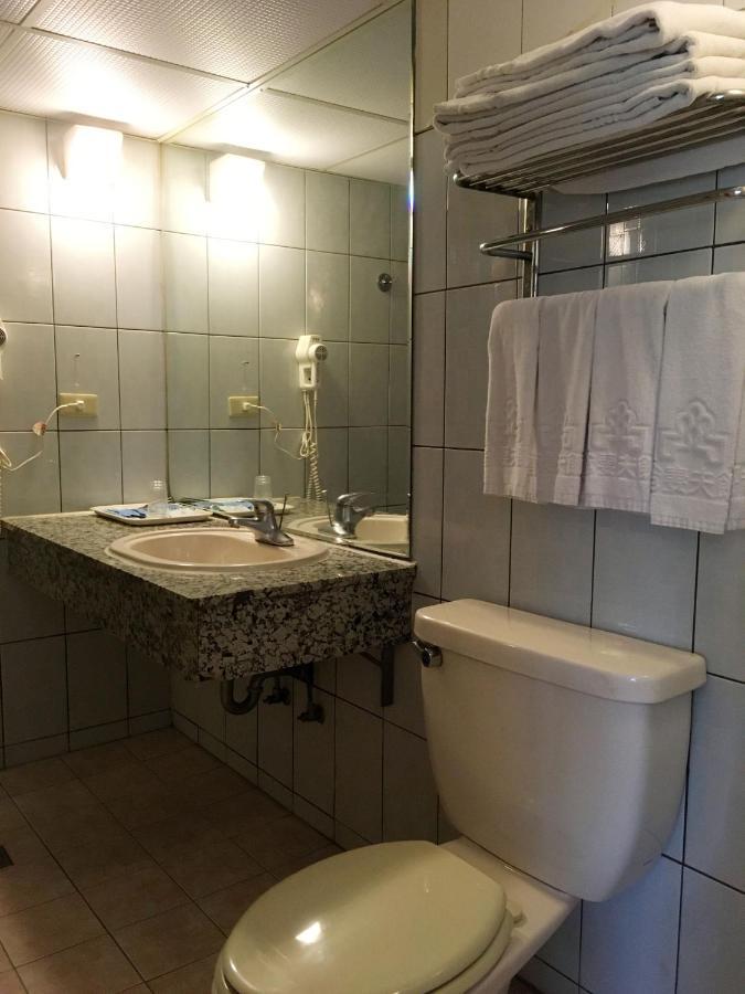 文南哥爸妻夫飯店 Hotel Тайнан Екстериор снимка