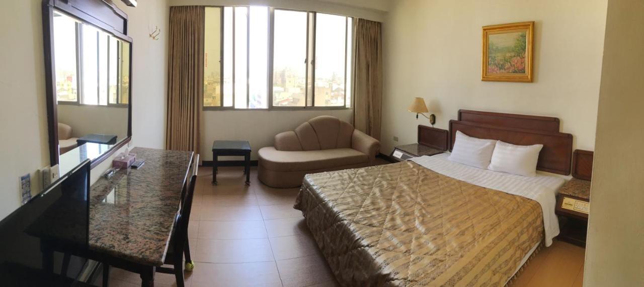 文南哥爸妻夫飯店 Hotel Тайнан Екстериор снимка