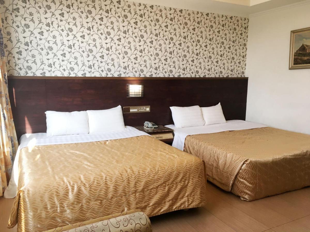 文南哥爸妻夫飯店 Hotel Тайнан Екстериор снимка