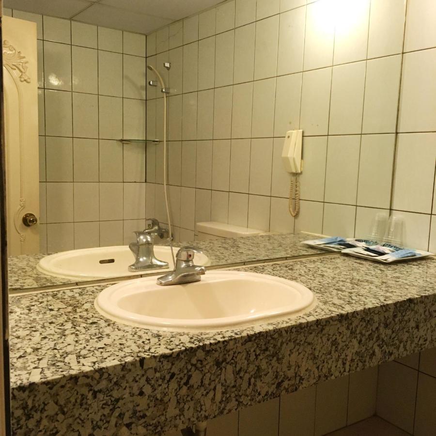 文南哥爸妻夫飯店 Hotel Тайнан Екстериор снимка
