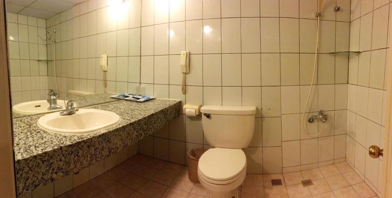 文南哥爸妻夫飯店 Hotel Тайнан Екстериор снимка