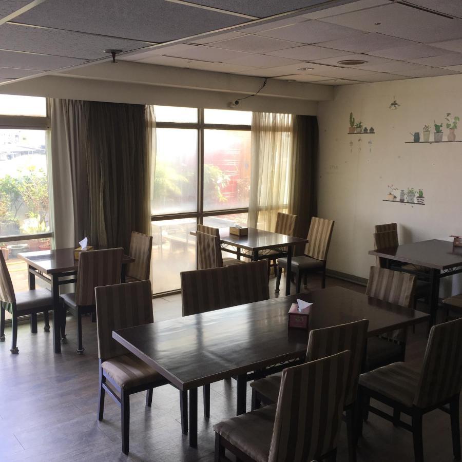 文南哥爸妻夫飯店 Hotel Тайнан Екстериор снимка