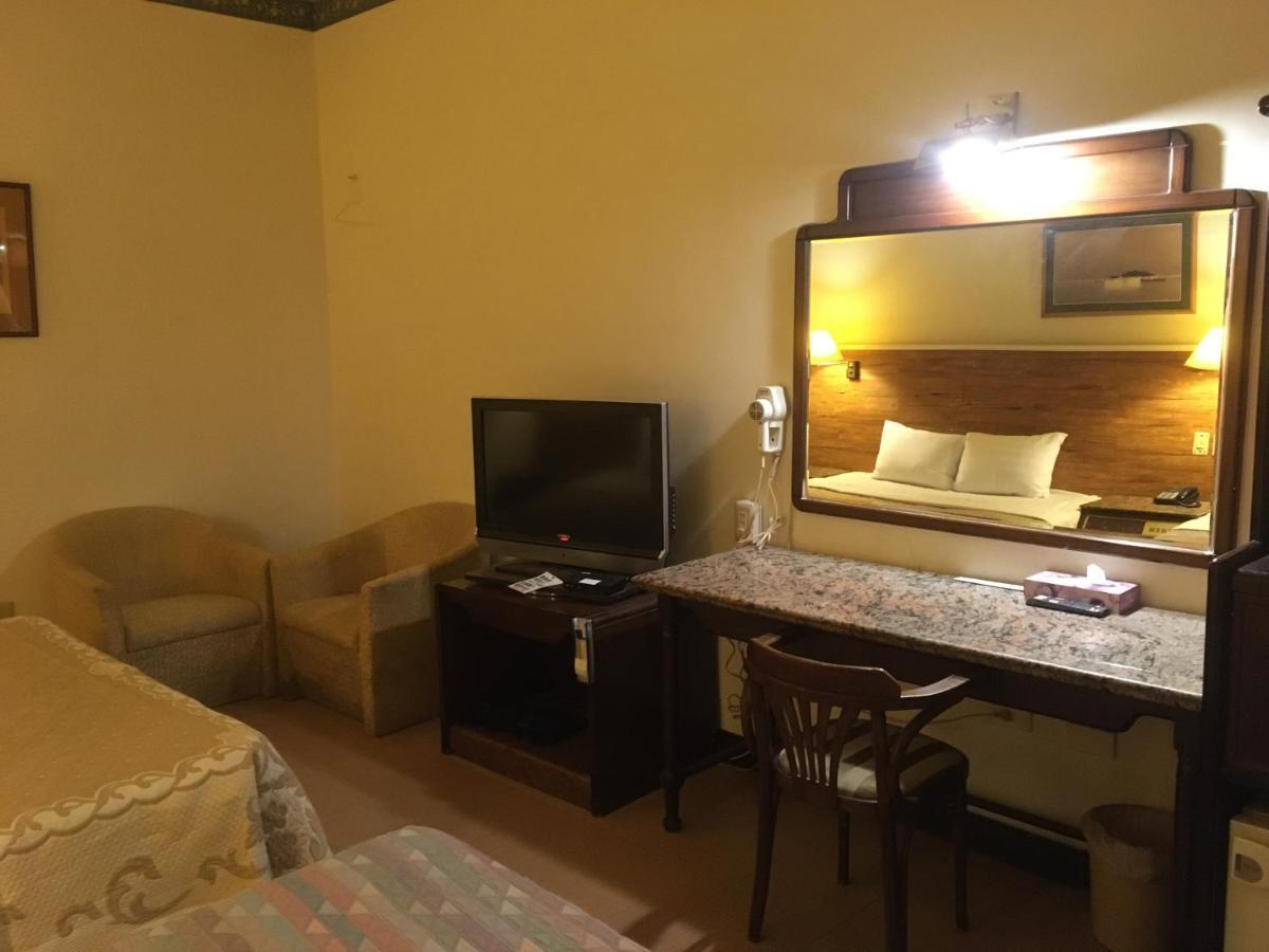 文南哥爸妻夫飯店 Hotel Тайнан Екстериор снимка