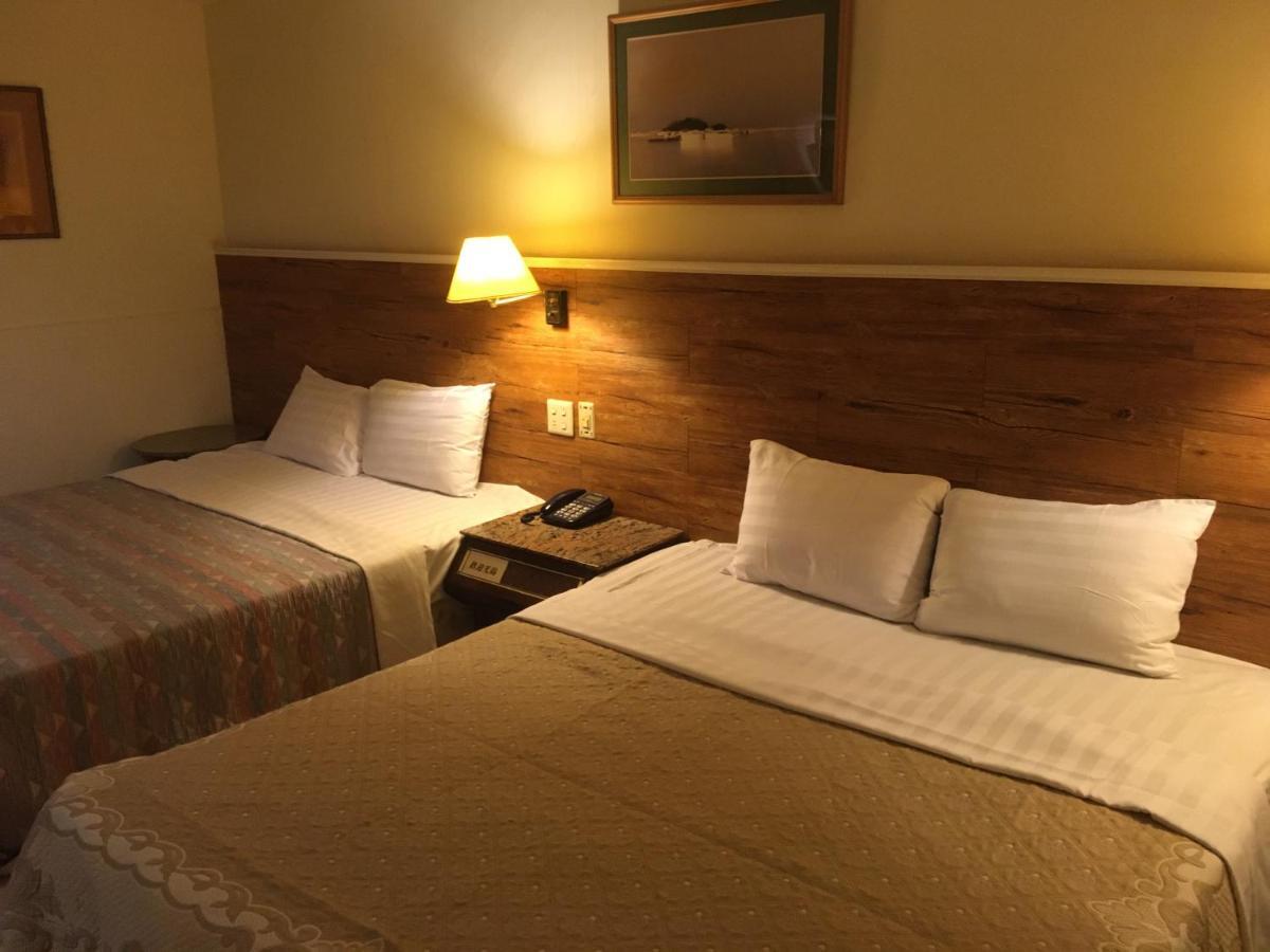 文南哥爸妻夫飯店 Hotel Тайнан Екстериор снимка