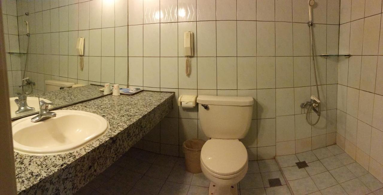 文南哥爸妻夫飯店 Hotel Тайнан Екстериор снимка