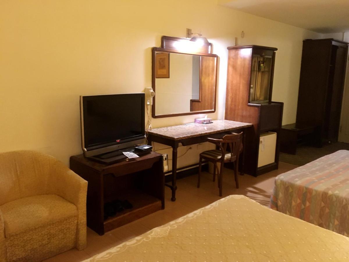 文南哥爸妻夫飯店 Hotel Тайнан Екстериор снимка
