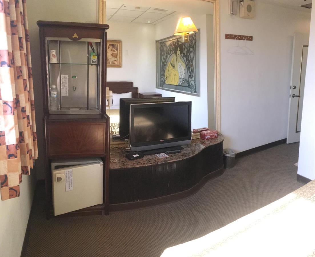 文南哥爸妻夫飯店 Hotel Тайнан Екстериор снимка