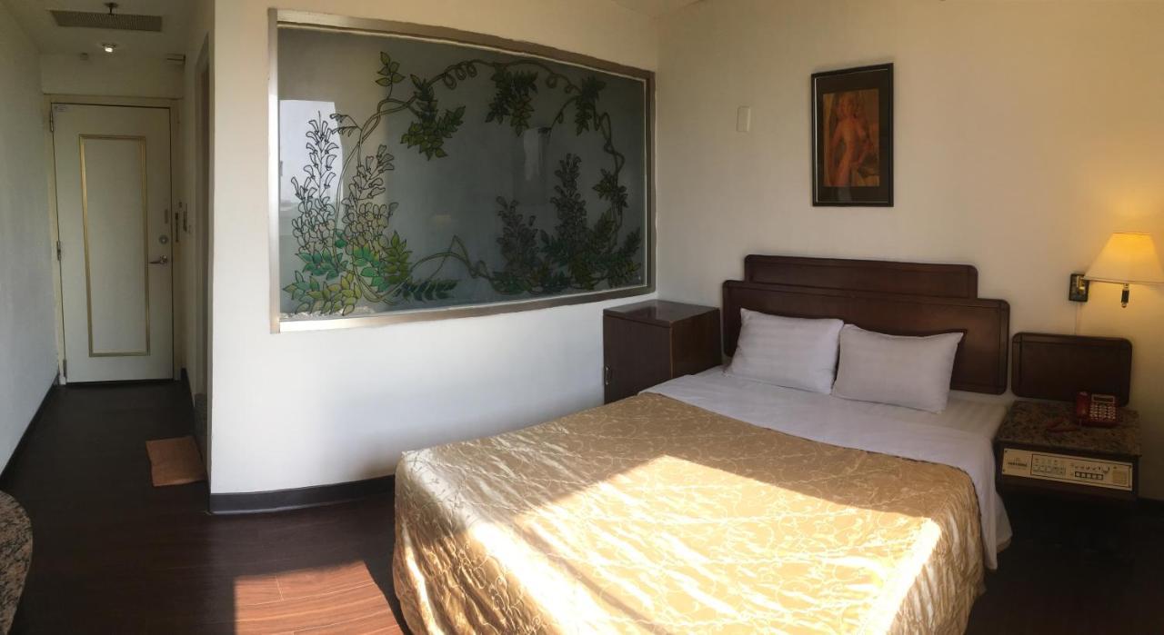 文南哥爸妻夫飯店 Hotel Тайнан Екстериор снимка